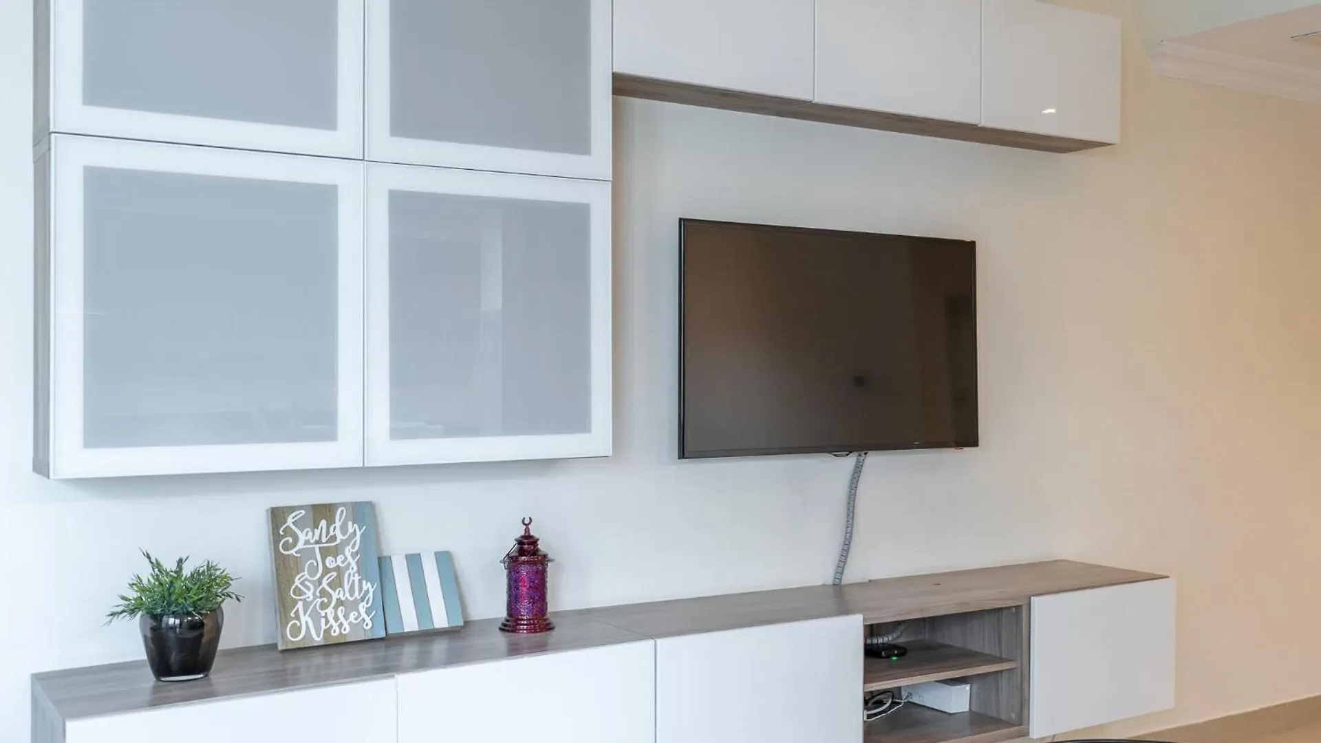 Delightful 2-Bedrooms Apartment With Homey Charm In Dubai Marina 0*,  United Arab Emirates