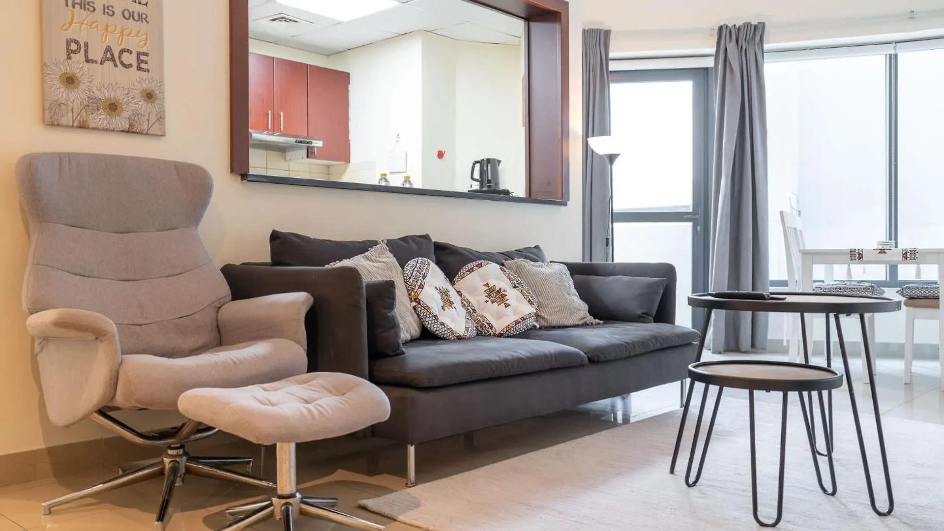 Delightful 2-Bedrooms Apartment With Homey Charm In Dubai Marina