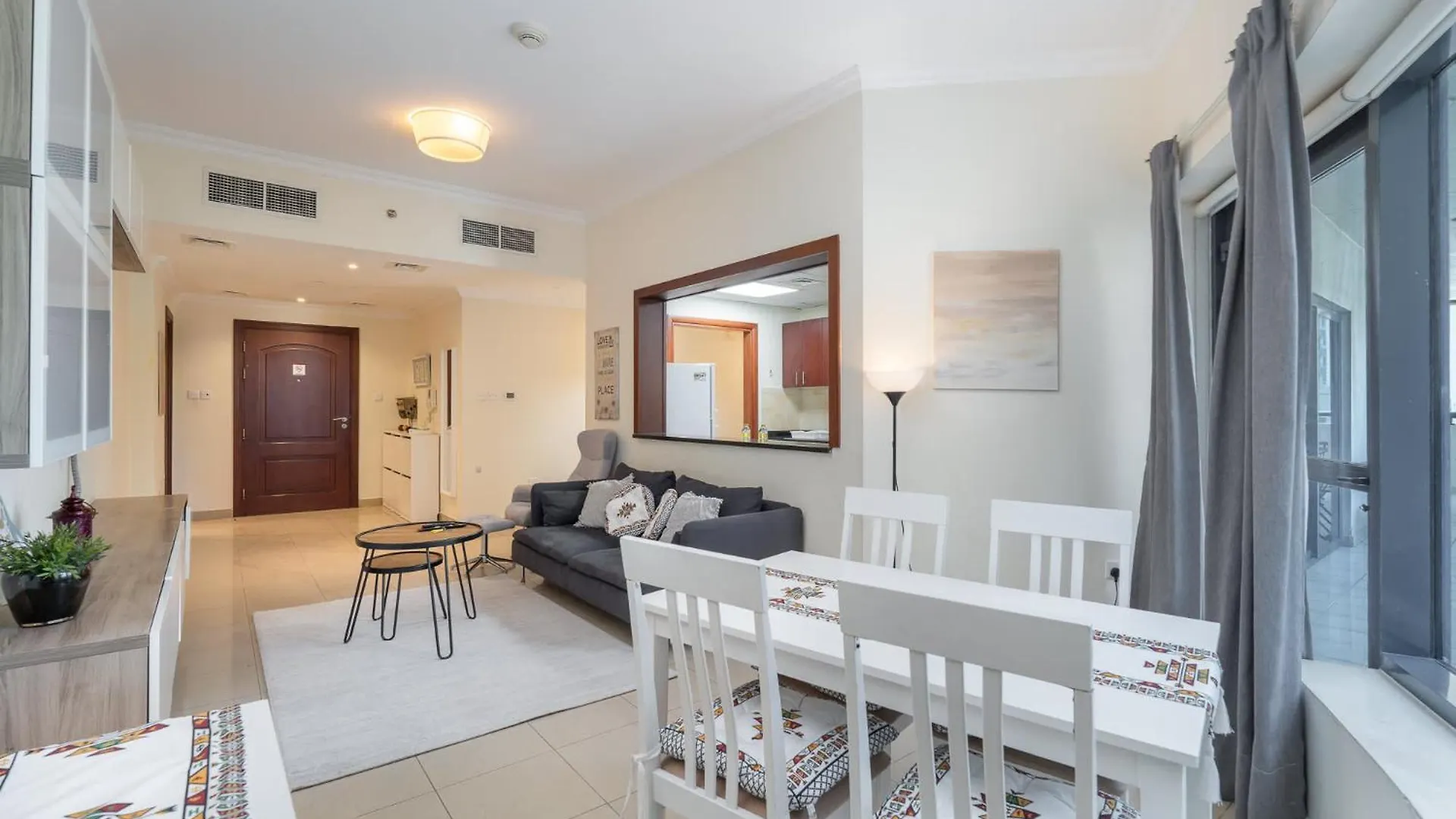 Delightful 2-Bedrooms Apartment With Homey Charm In Dubai Marina