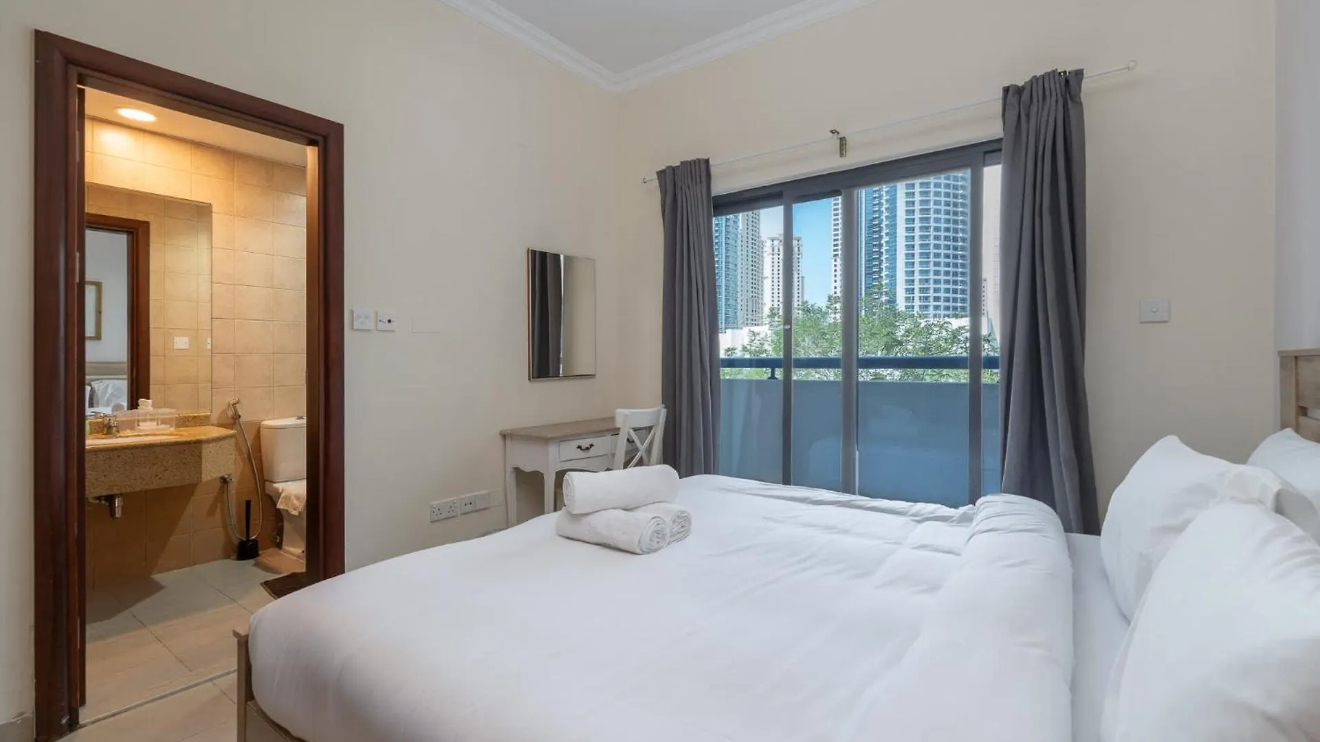 Delightful 2-Bedrooms Apartment With Homey Charm In Dubai Marina