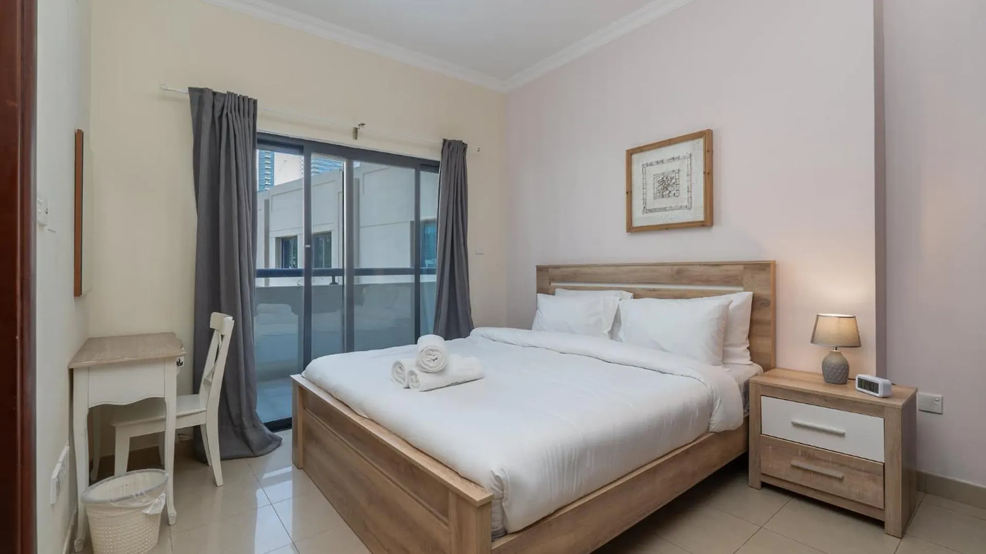 Delightful 2-Bedrooms Apartment With Homey Charm In Dubai Marina