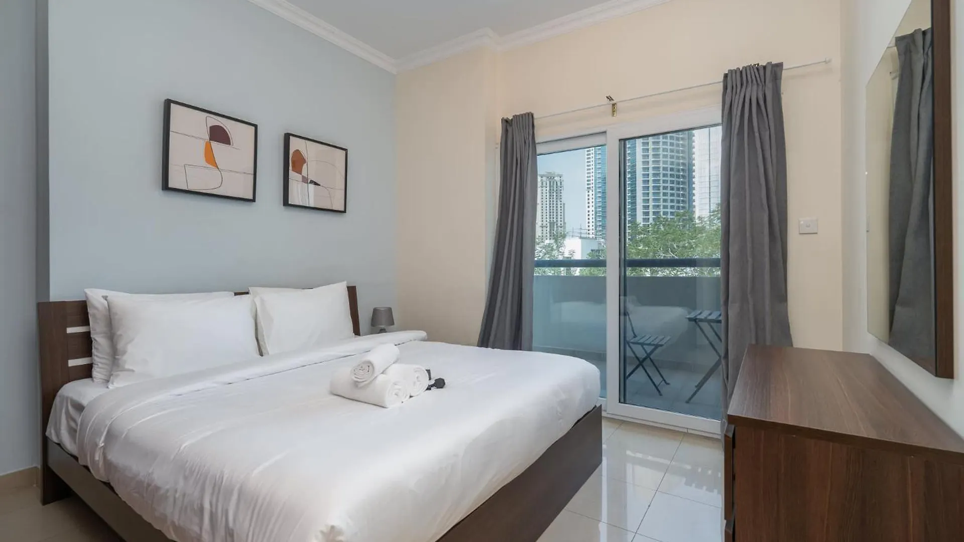 Delightful 2-Bedrooms Apartment With Homey Charm In Dubai Marina
